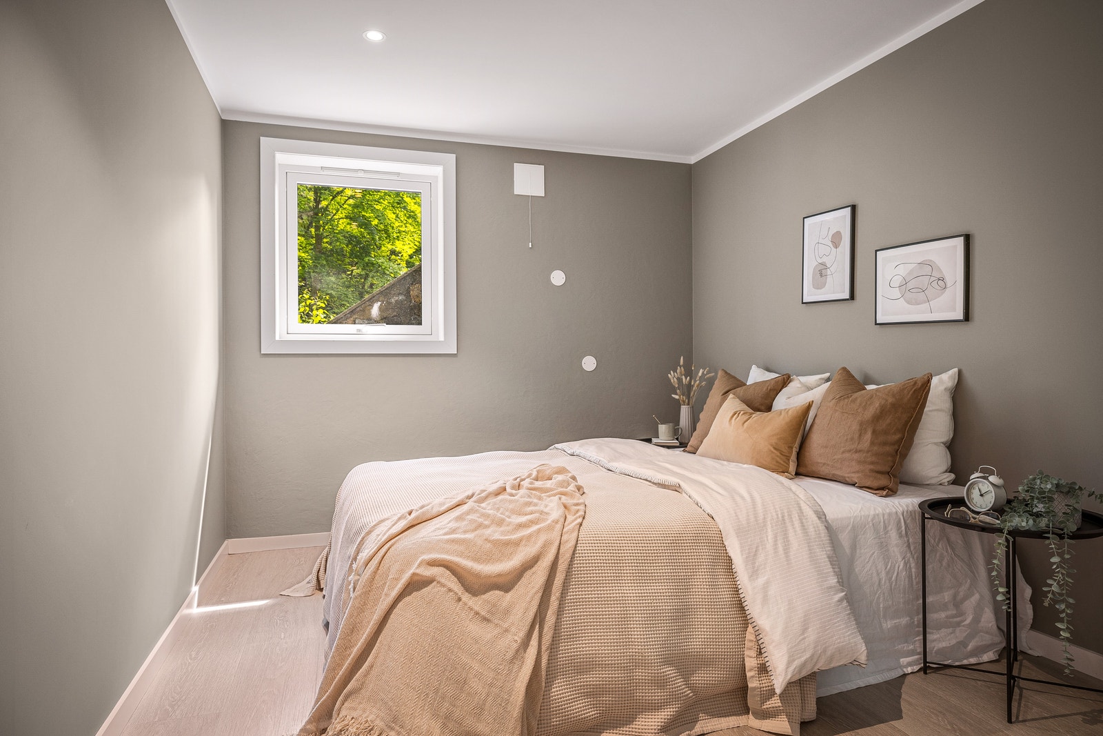 NB: Foto tatt med styling i 2023 - skap og seng følger med Galleribilde