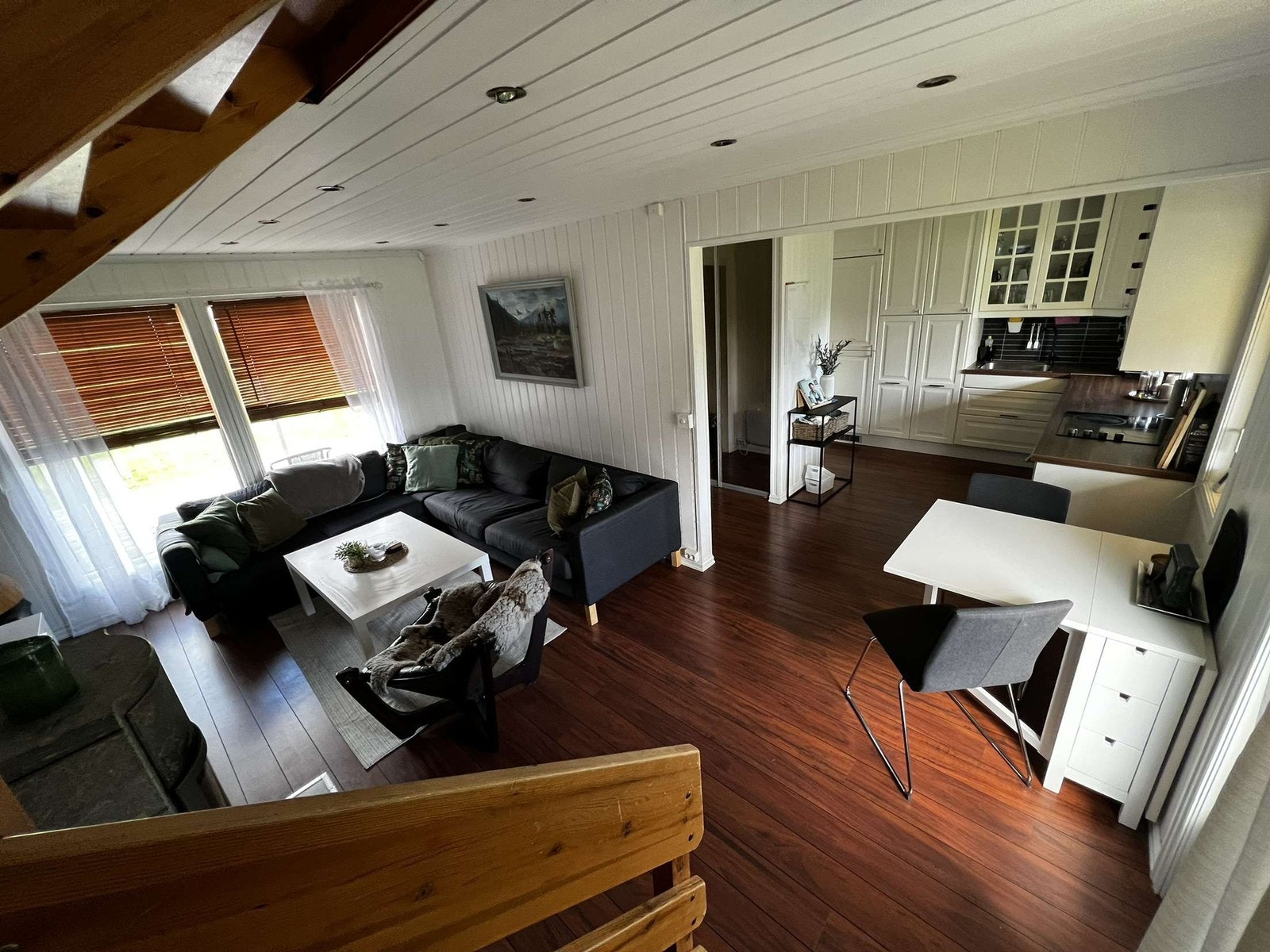 Stue og kjøkken, sett fra trapp opp mot 2 etasje Galleribilde