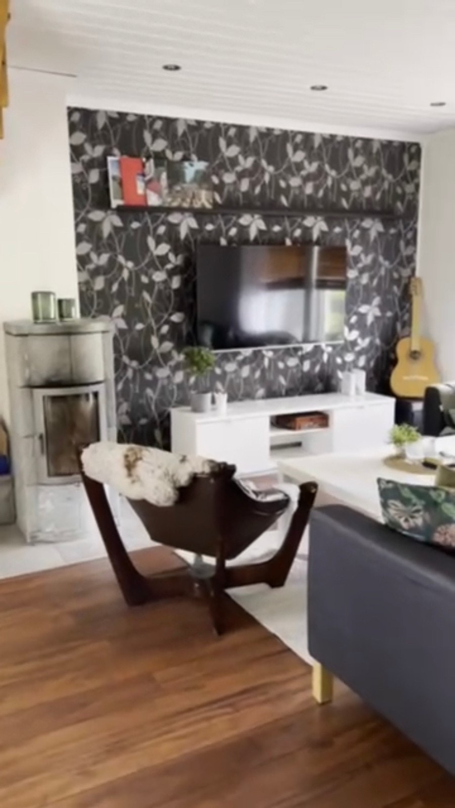 Stue med 50" tv og klebersteinsovn Galleribilde