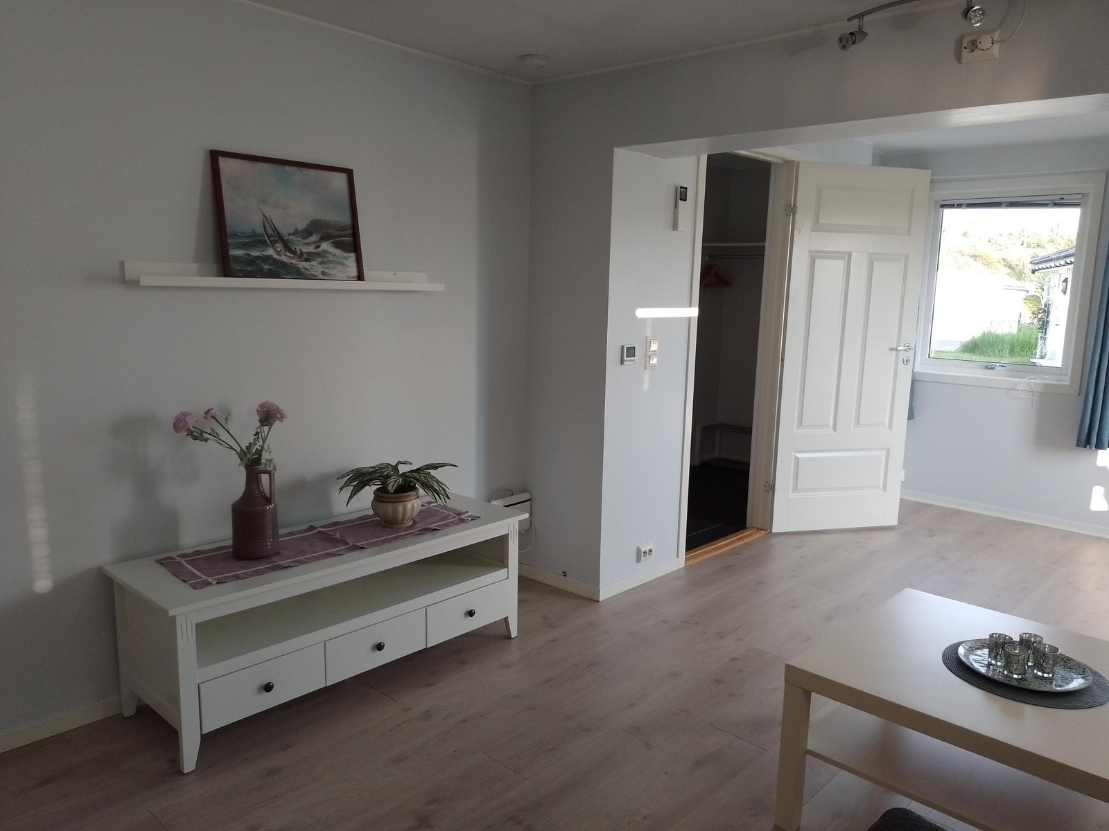 Tv benk + tv kan fås med Galleribilde