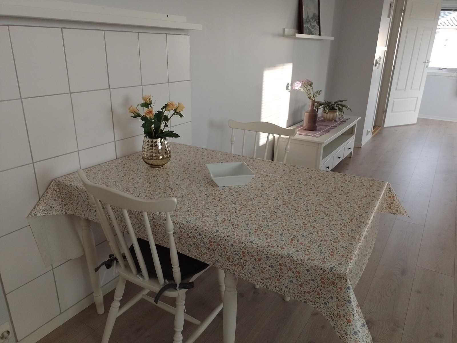 Spiseplassen på kjøkkenet/stuen Galleribilde