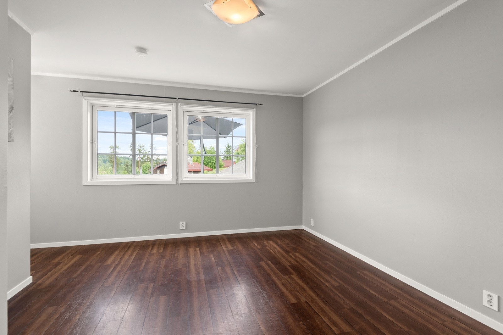 Stue - Her er det god plass til sittegruppe og spisebord Galleribilde