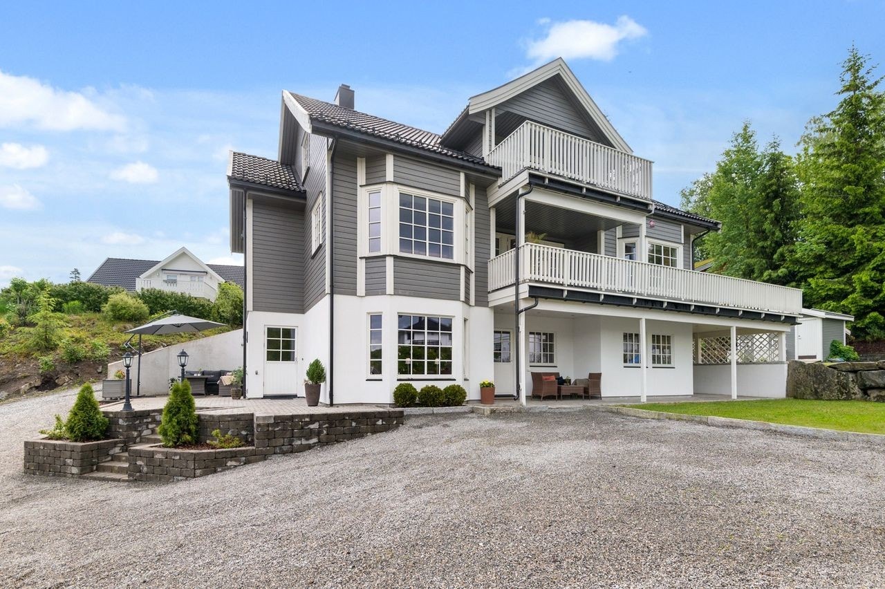 Fasade med egen inngang til hybel på venstre side Galleribilde