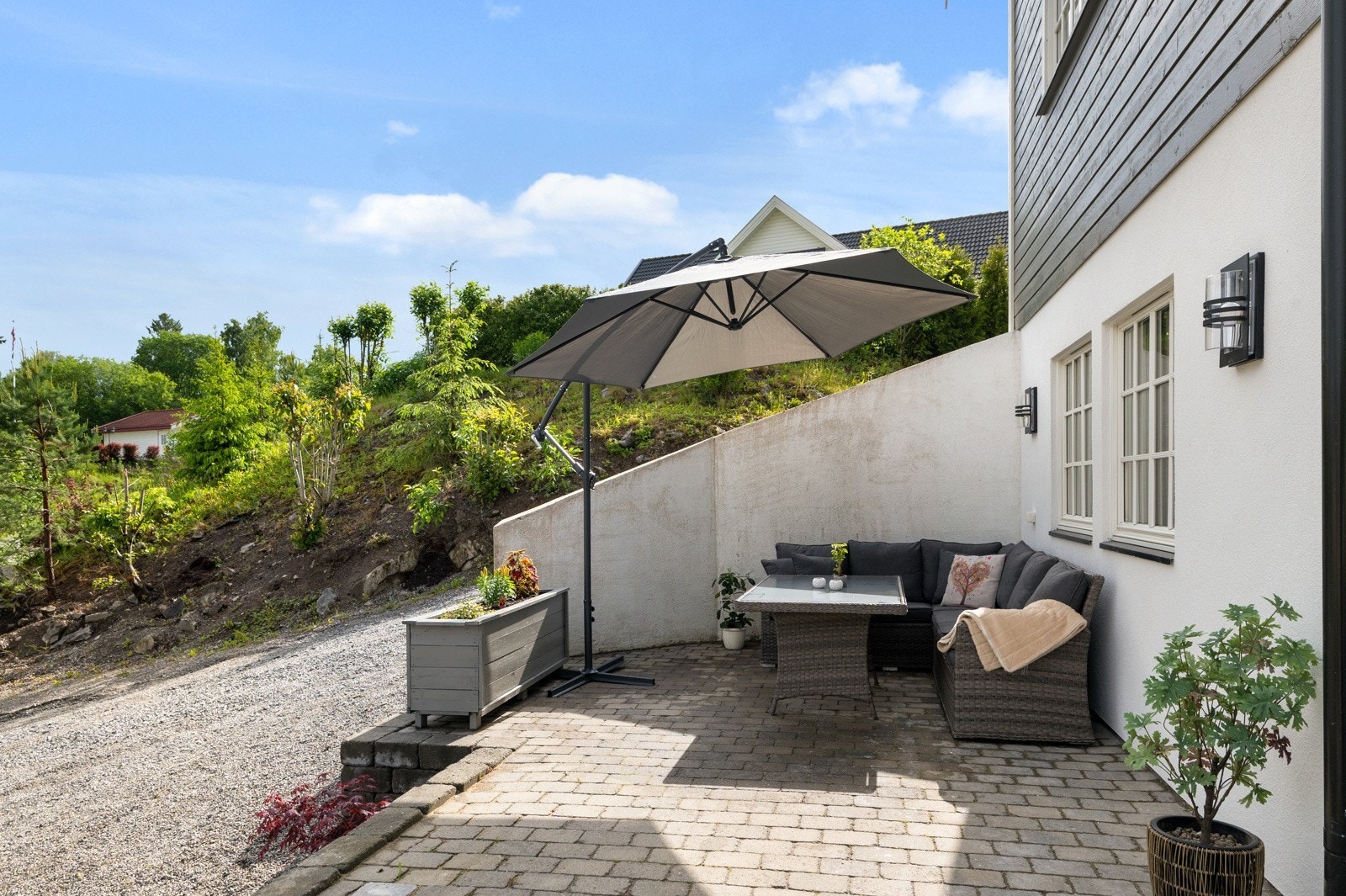 Uteområde - Flott og opparbeidet uteområde med plass til sittegruppe Galleribilde