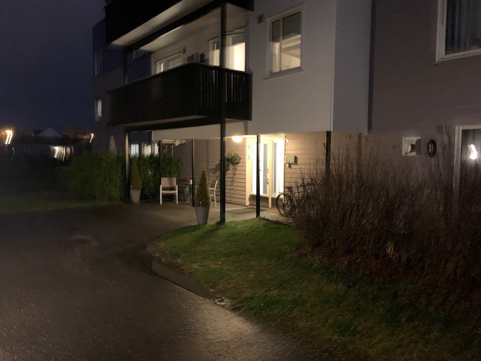 Inngangsparti til leiligheten i første etasje Galleribilde