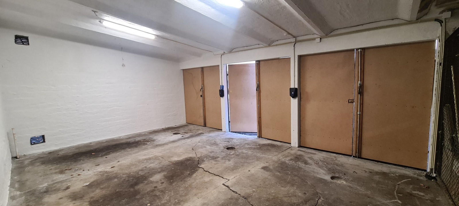 Garasje m/ladestasjoner Galleribilde