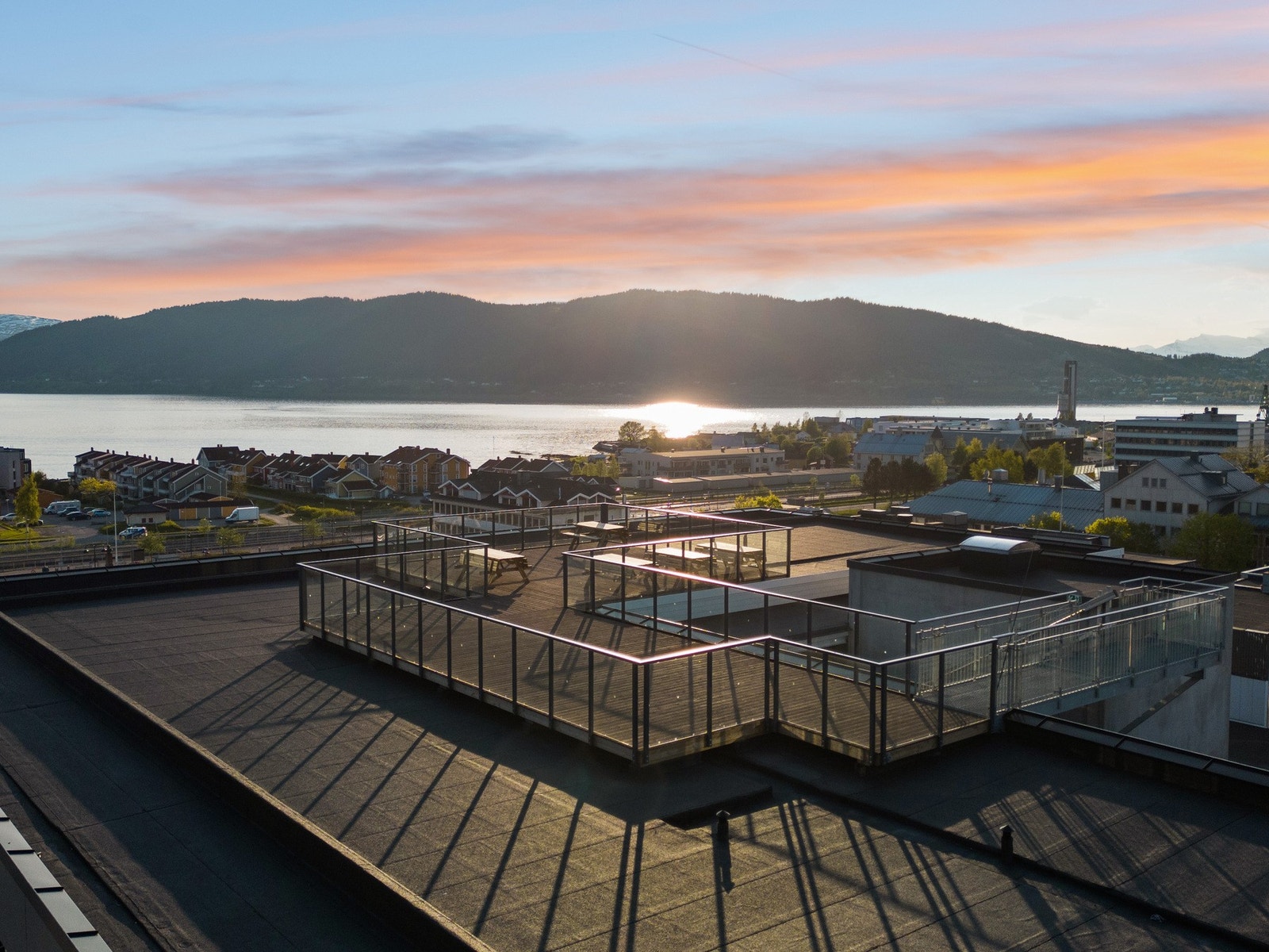 Felles takterrasse hvor man har utsikt 360 grader og sol fra morgen til kveld. Galleribilde