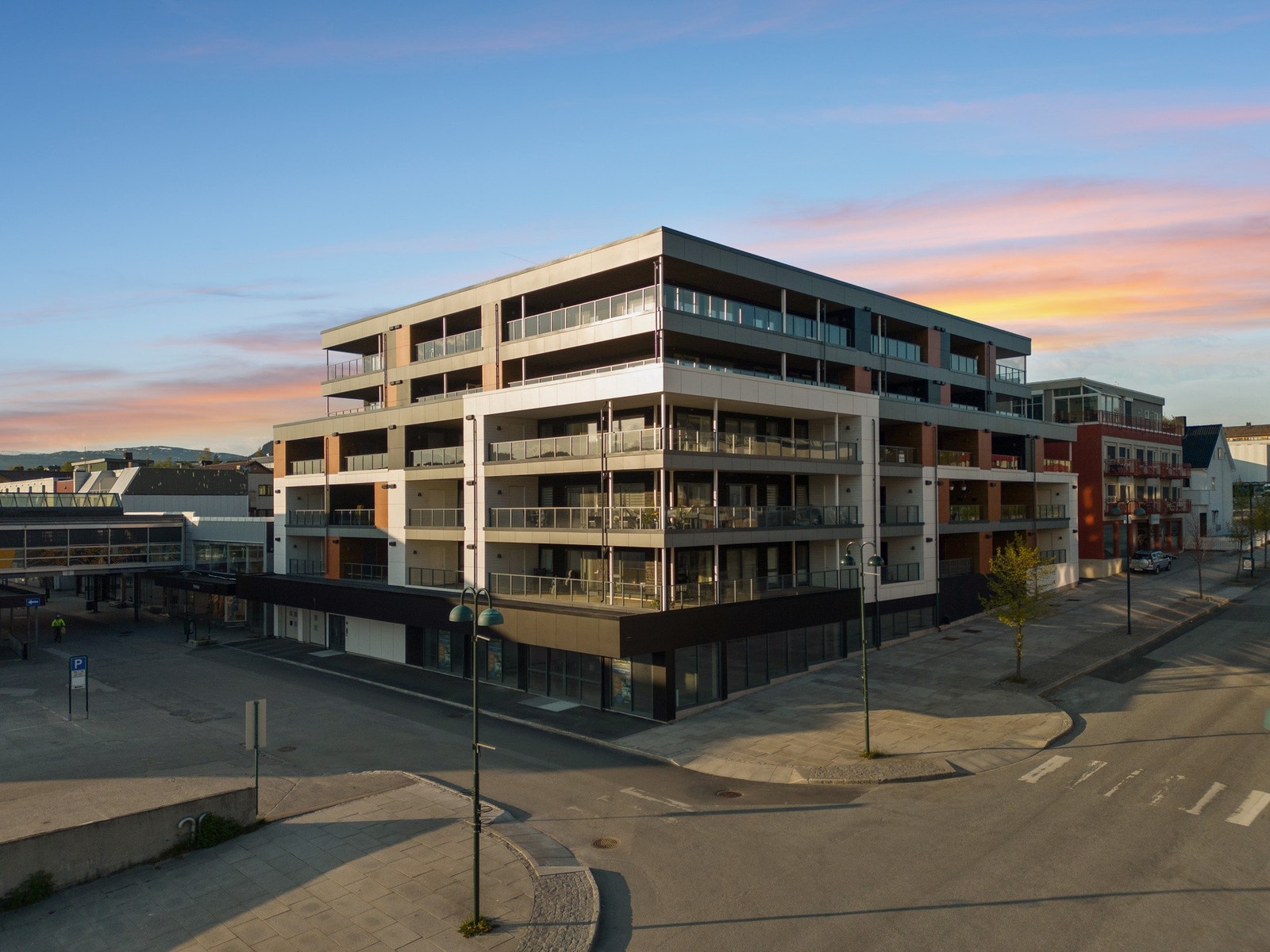 Velkommen til Kirkegata 7! 36 nye leiligheter alle med egen parkeringsplass. Her er det heis og felles takterrasse. Galleribilde