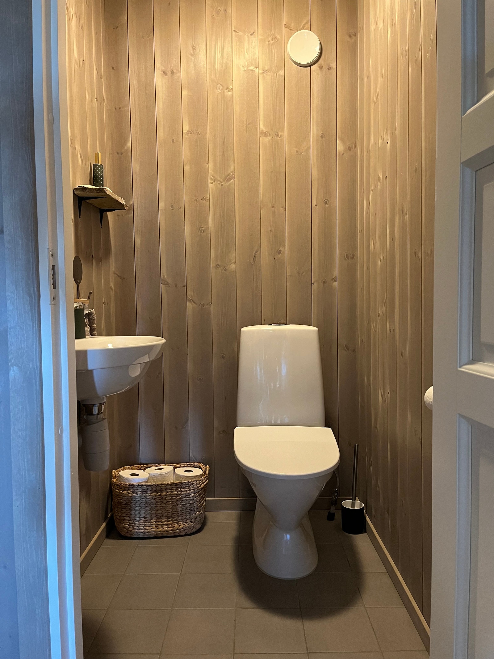 Toalett med vask Galleribilde