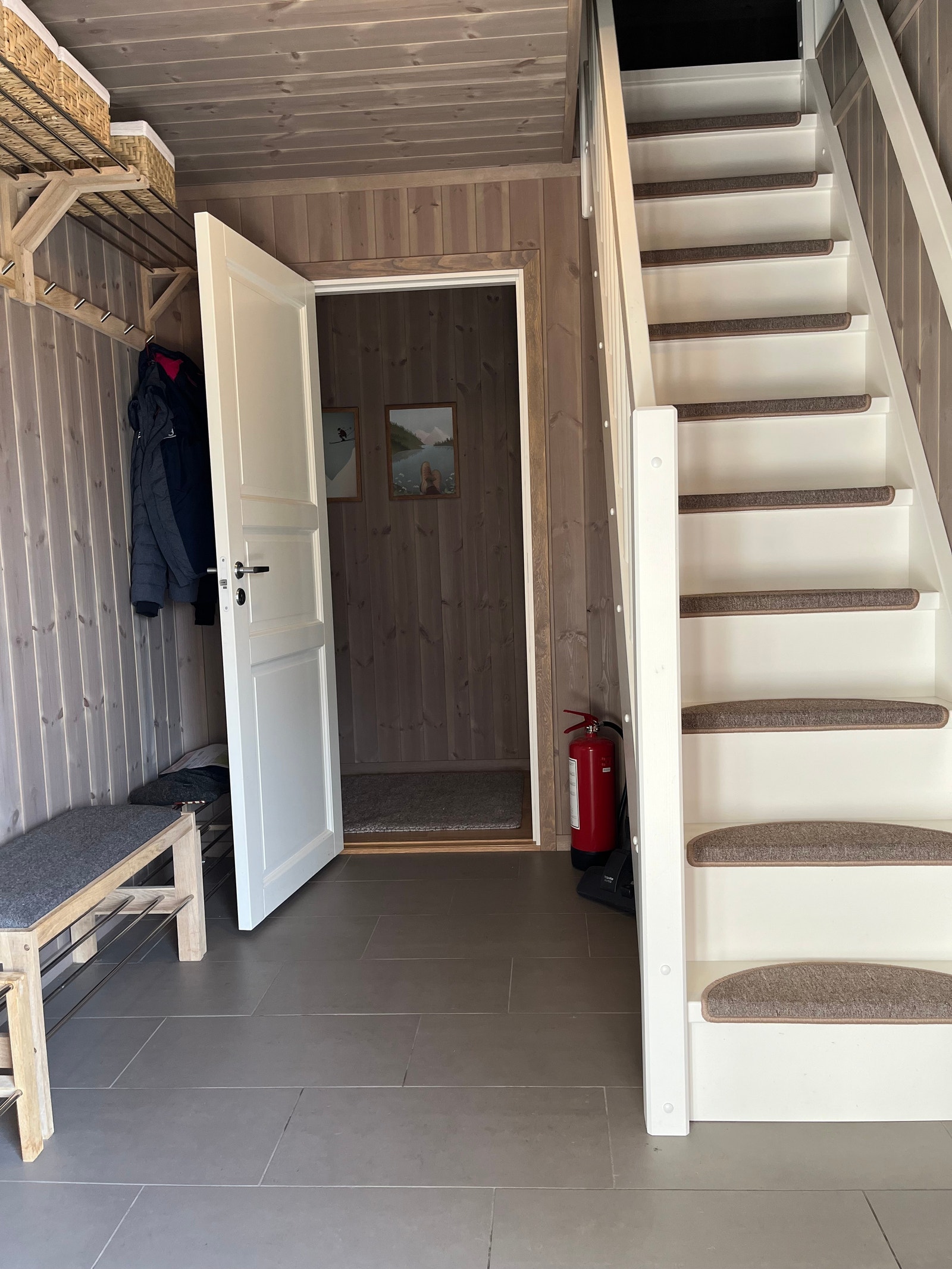 Entré med trapp opp til hems Galleribilde