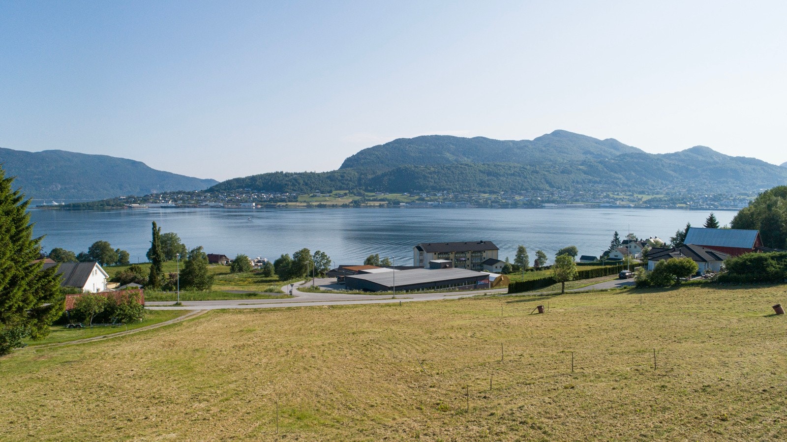 Boligene vil ha store vinduer og terrasse vendt mot fjord og fjell, som gjør at man hele tiden kan nyte synet av den naturskjønne bygda og falle til ro i hverdagen Galleribilde