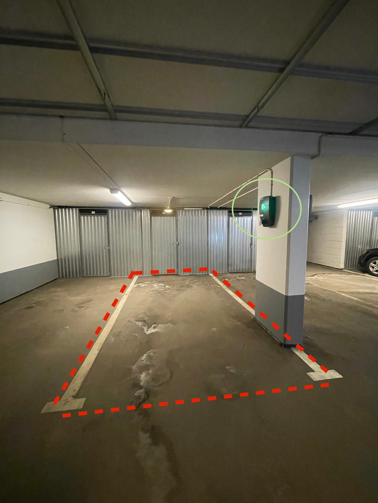 Plass som anvist. Ladeboks på veggen til høyre. Galleribilde