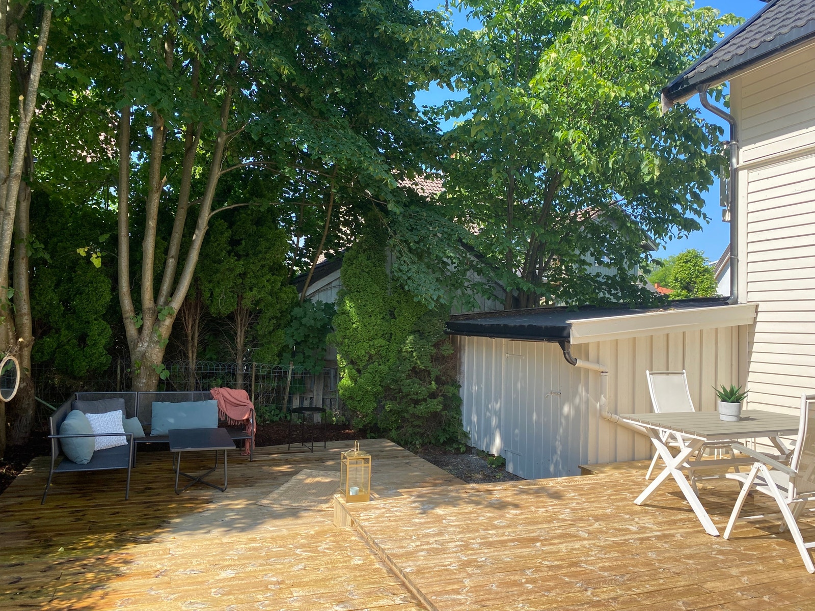 Terrasse og sykkelparkering i bakgård . Galleribilde