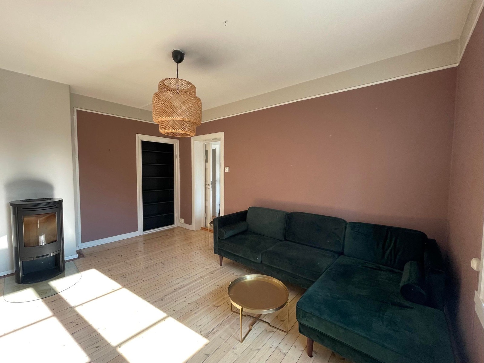 Pen stue med deilig peisovn (sofa og sofabord medfølger leie) Galleribilde