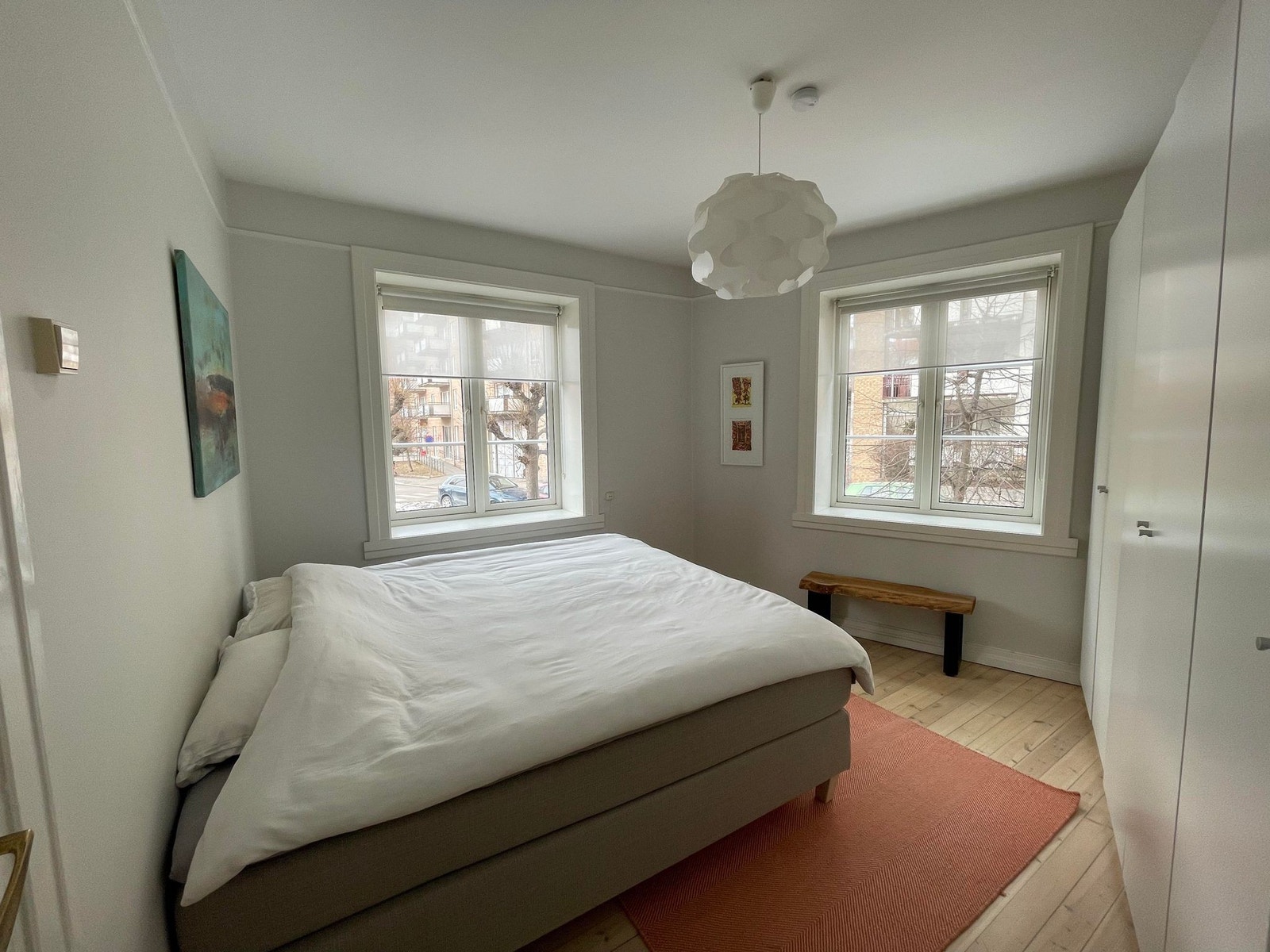 Stort soverom med plass til dobbeltseng og store vindusflater som slipper til rikelig med naturlig lys (benk og garderobe medfølger leie) Galleribilde