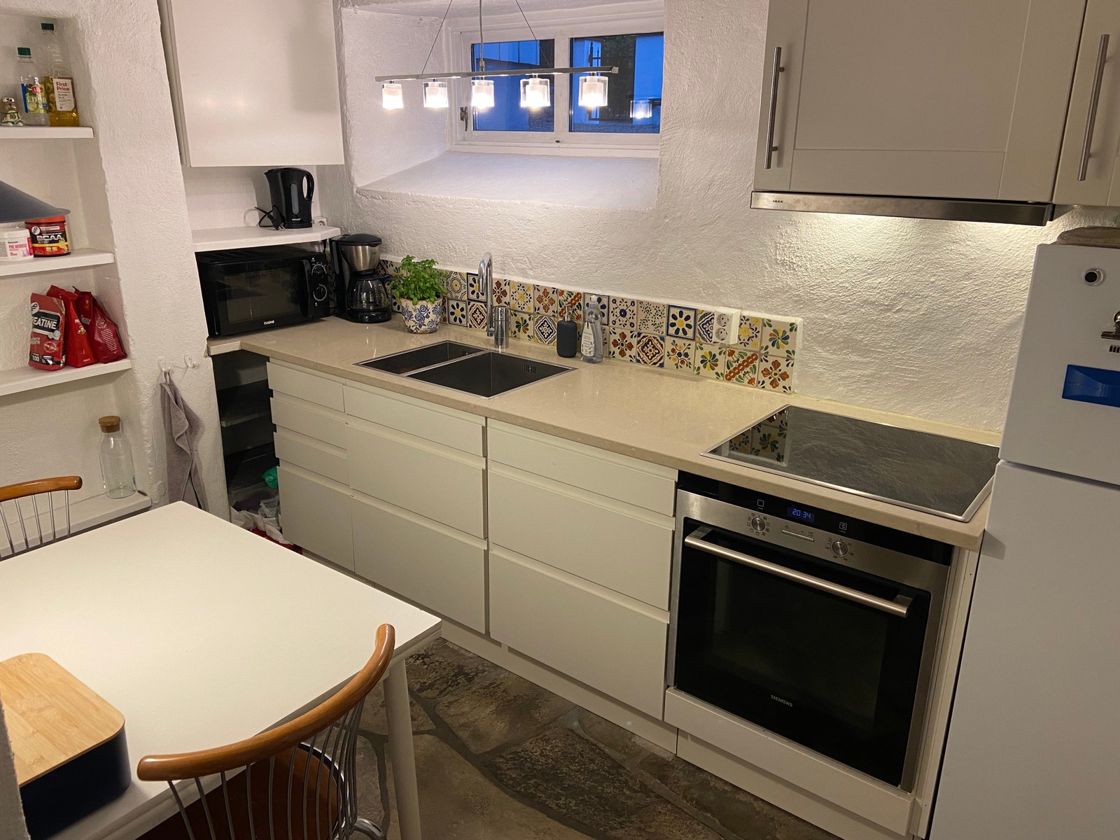 Kjøkken m/spiseplass og oppvaskmaskin Galleribilde