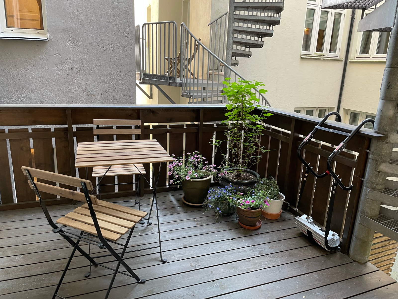 Uteplass m/ terrasse/balkong på bakside på samme plan som deles med kun 1 enhet. Uteplass er en sjelden luksus i Bergens historiske trehusbebyggelse. Galleribilde