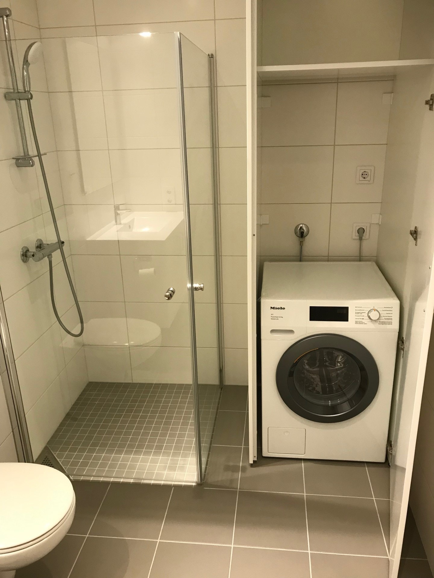 Bad med vaskemaskin Galleribilde