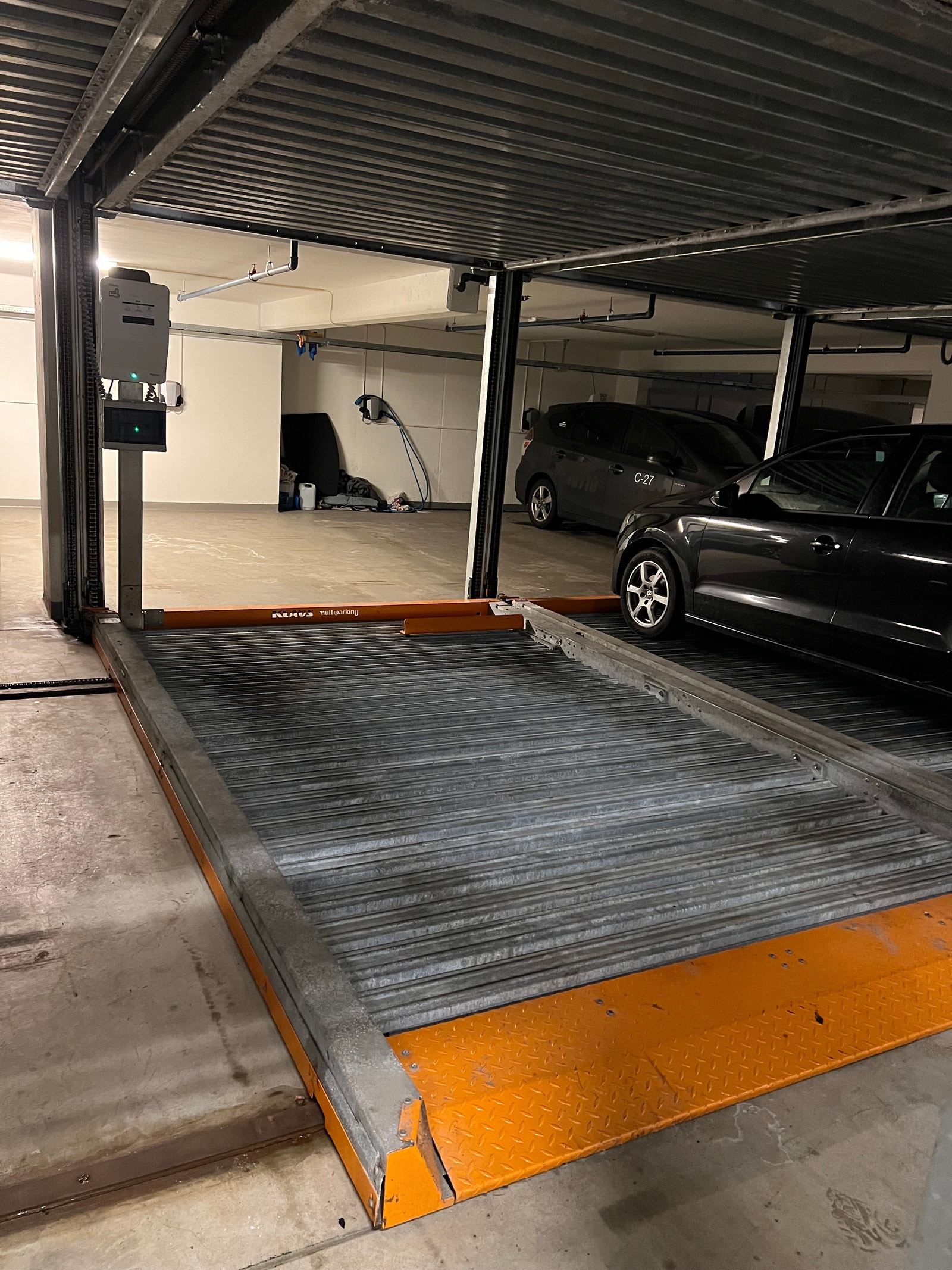 Typisk plass i parkeringssystemet, lik den som selges, med el-lader installert av sameiet på garasjeeiers kostnad. Galleribilde