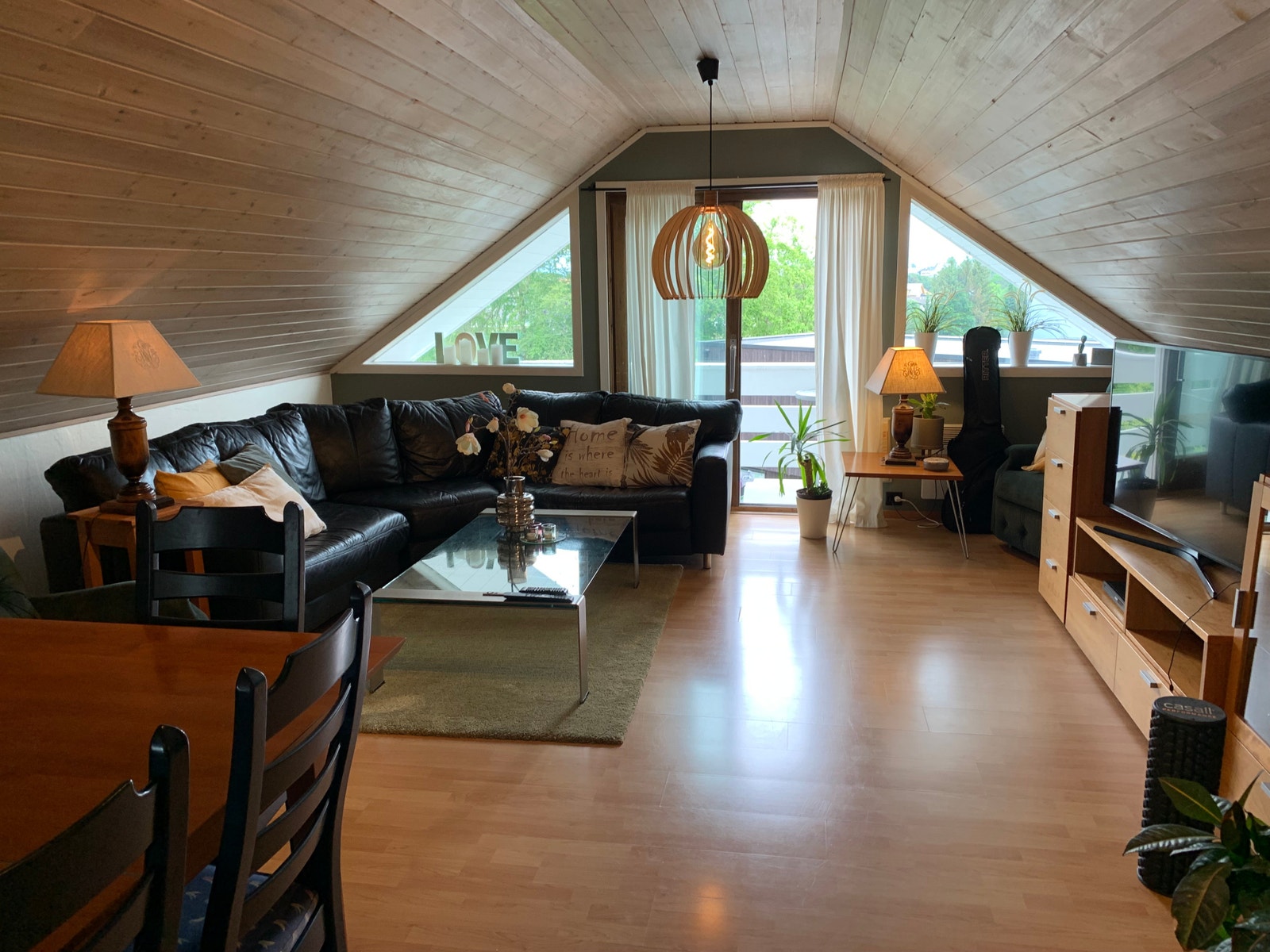 Felles stue ca 50kvm med åpen kjøkkenløsning. Galleribilde