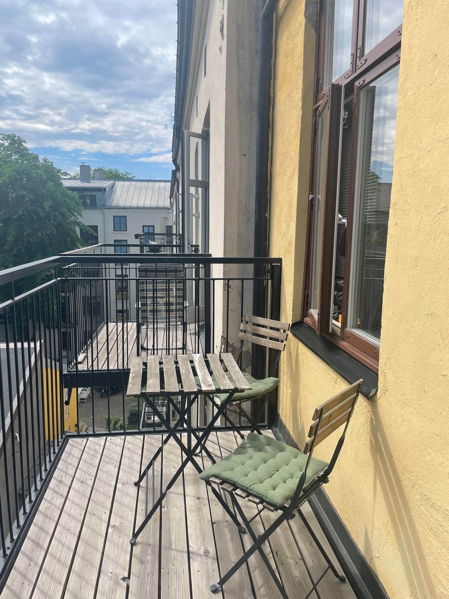 Balkong med god plass til utemøbler Galleribilde