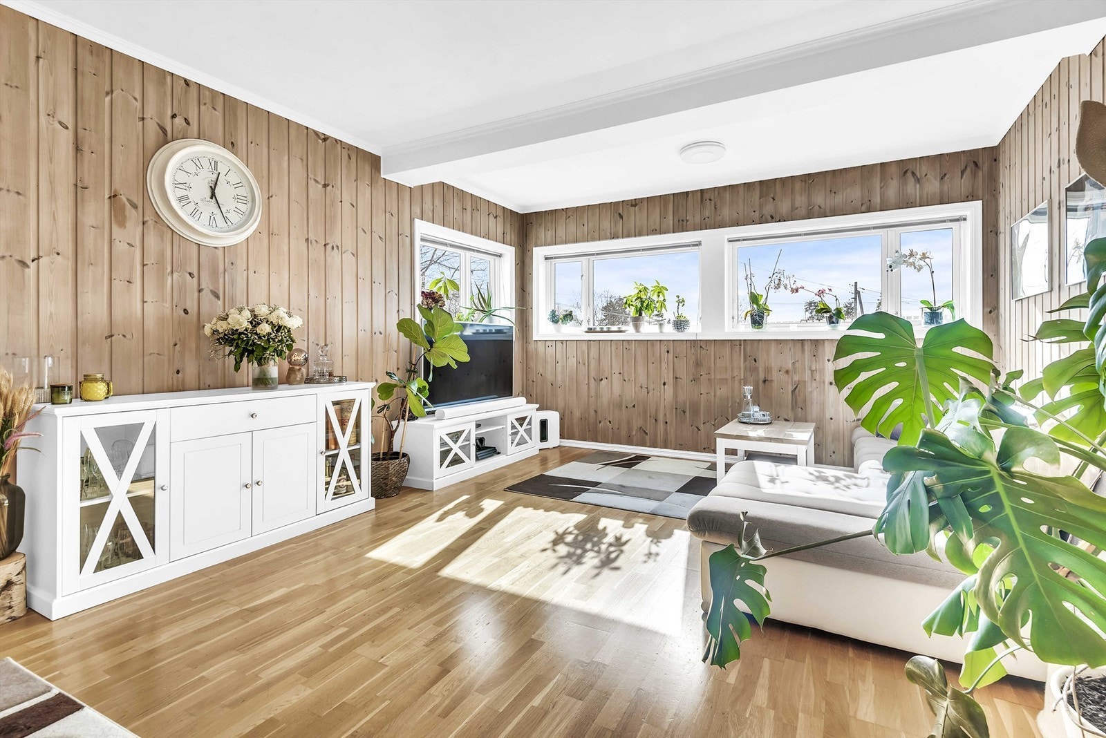 Stue med store vinduer og godt lysinnslipp Galleribilde