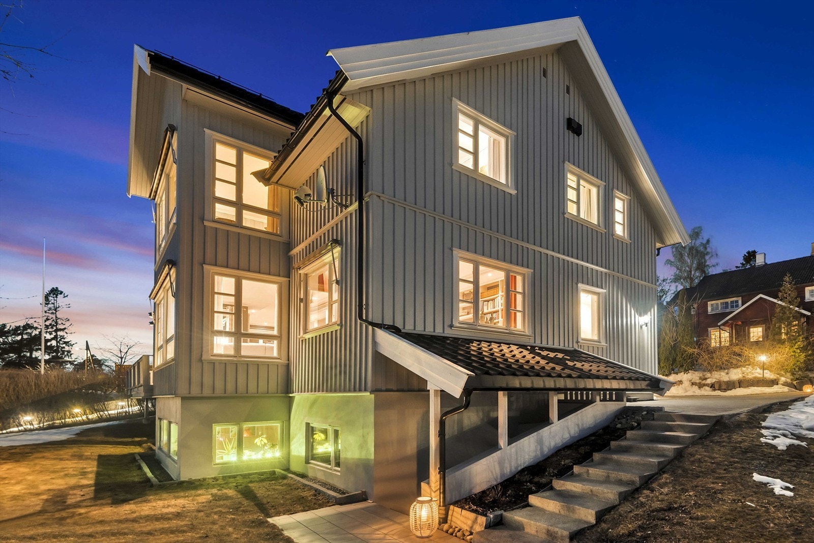 Inngang med overbygget tak Galleribilde