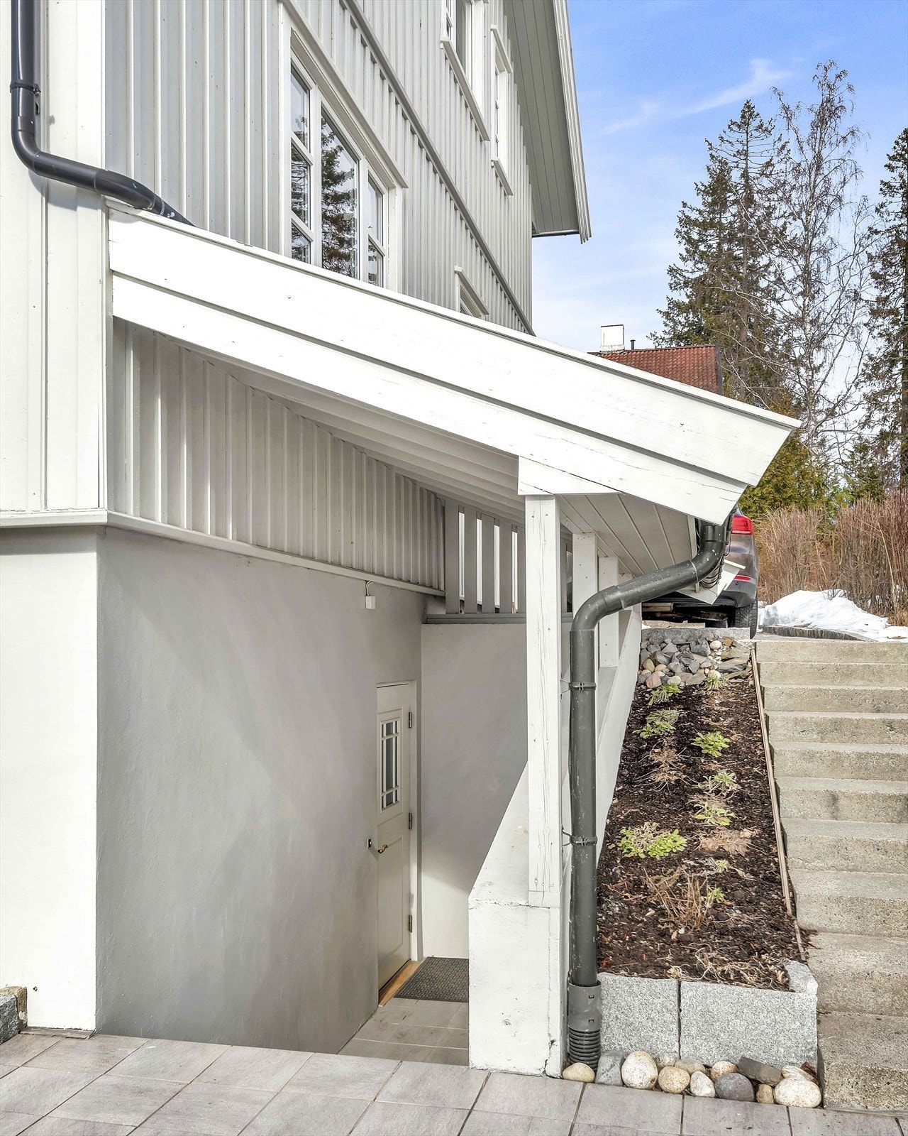 Inngang med overbygget tak Galleribilde