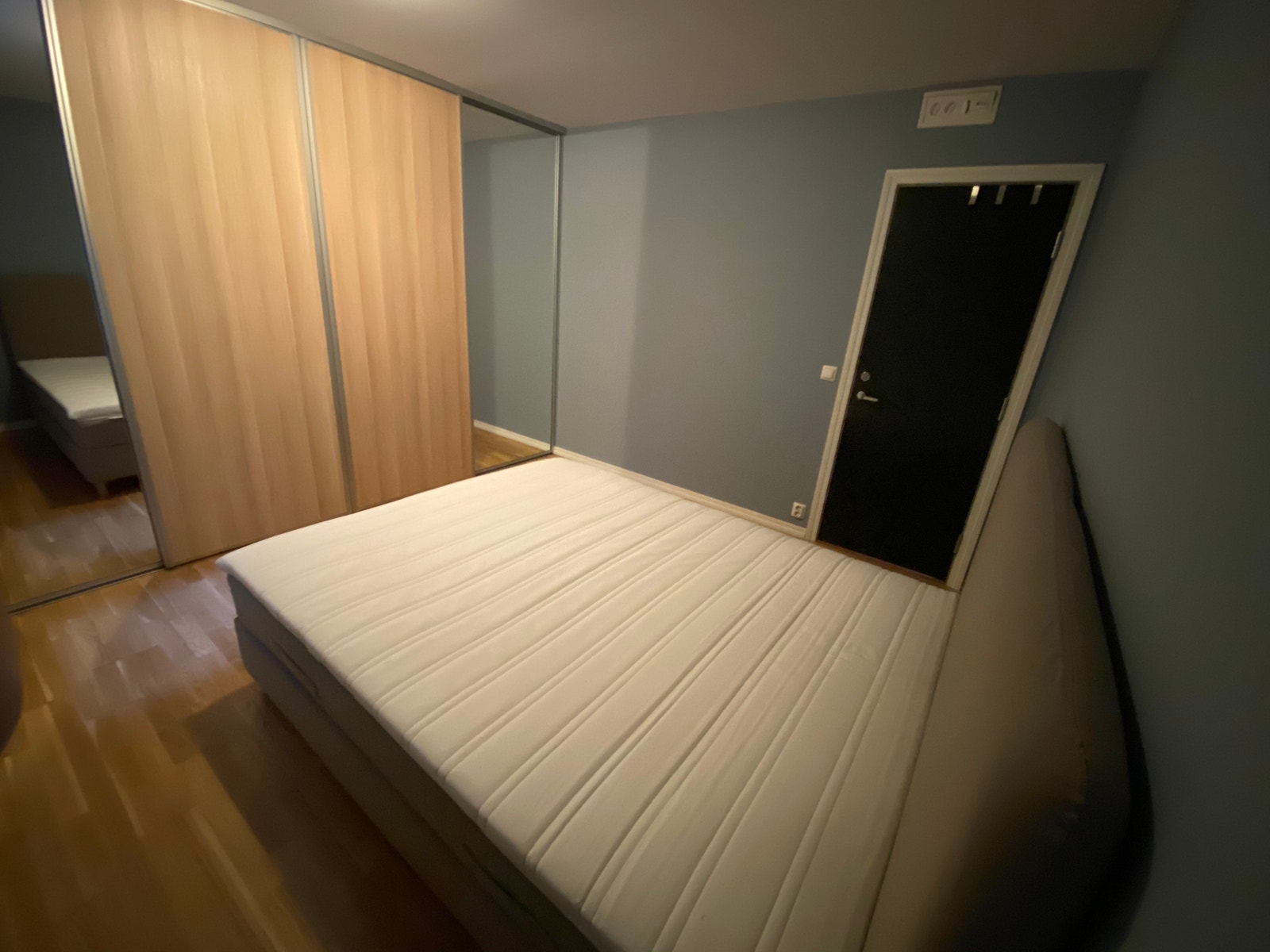 Soverom med stor skyvedørsgarderobe Galleribilde