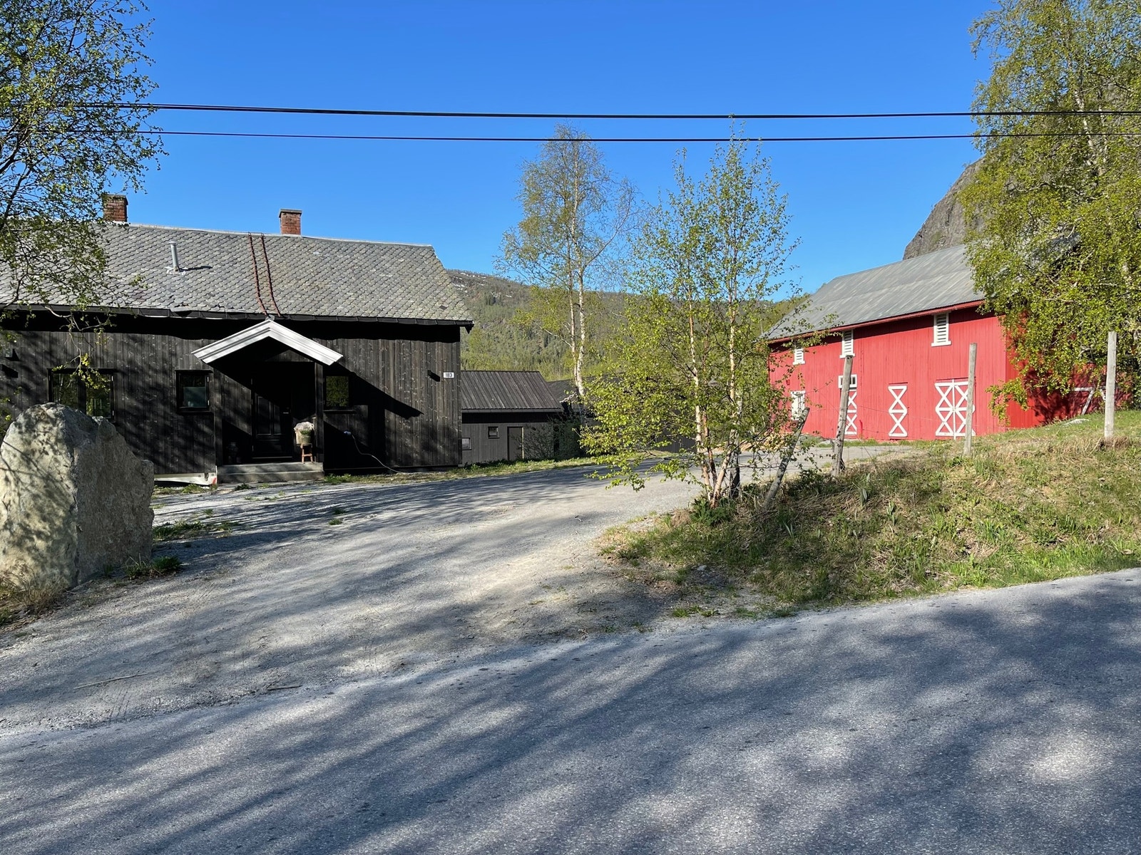 Klassisk trivelig gårdstun. Galleribilde