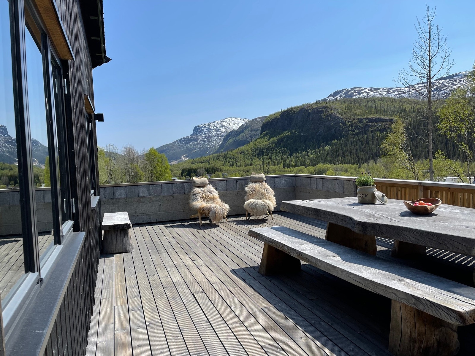 Stor møblert terrasse med masse sol hele dagen. Galleribilde