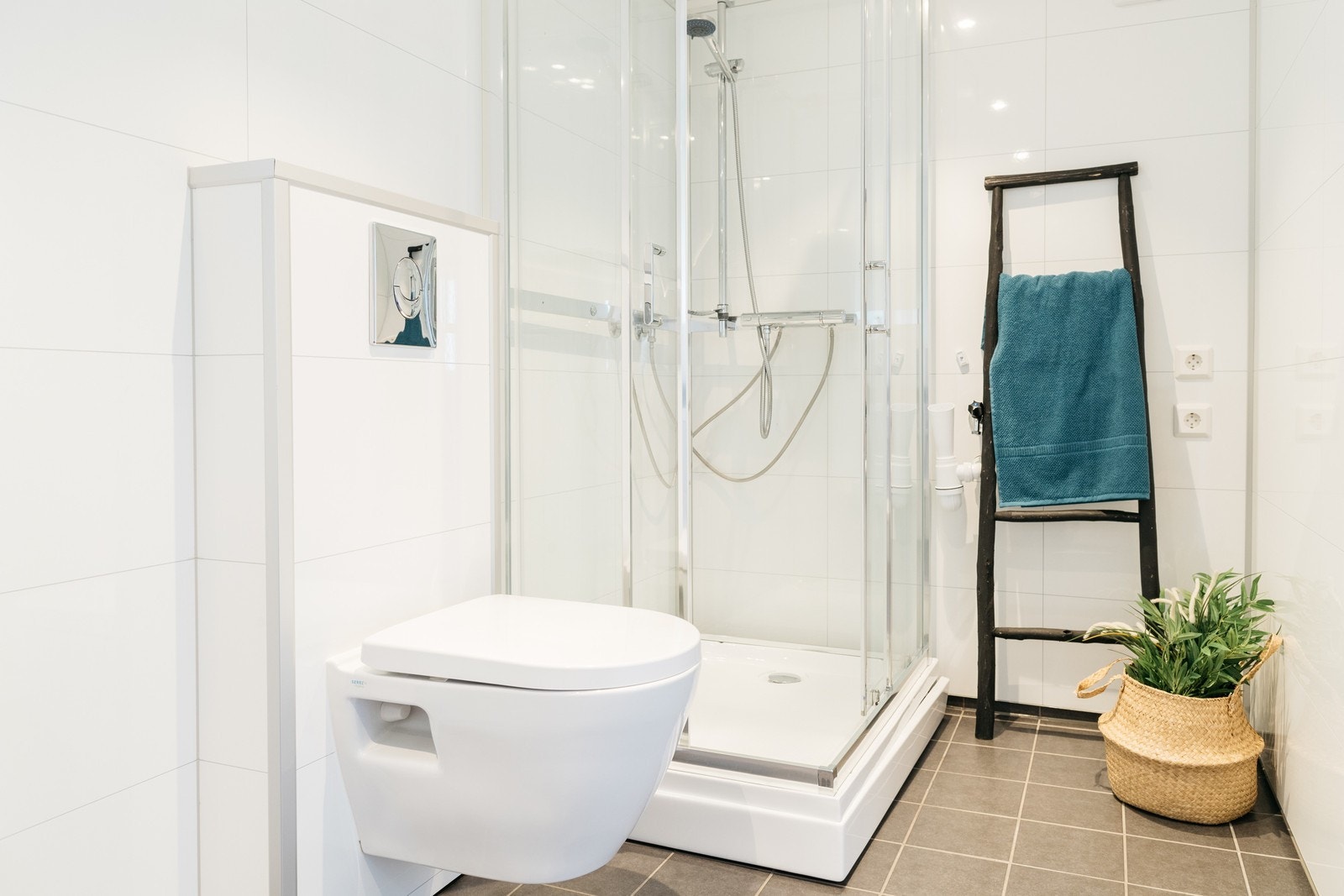 Bad med plass til vaskemaskin og tørketrommel Galleribilde