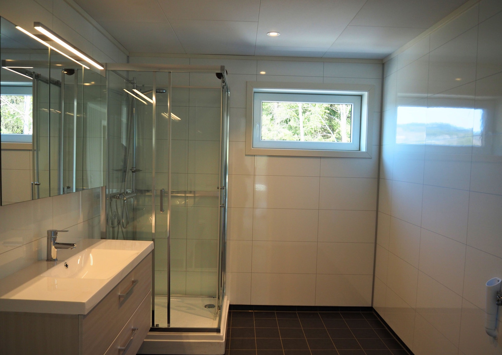 Bad med plass til vaskemaskin og tørketrommel Galleribilde