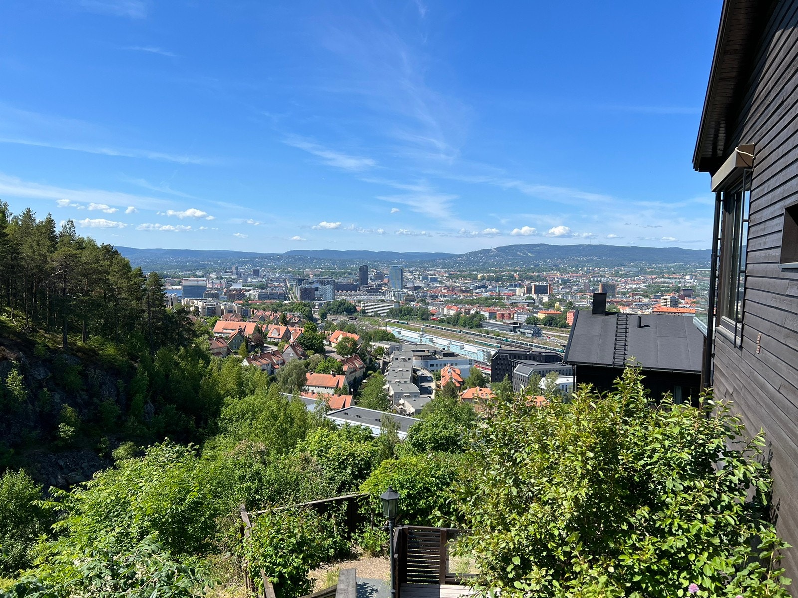 Utsikt over hele Oslo som møter deg på vei ned mot leiligheten. Galleribilde