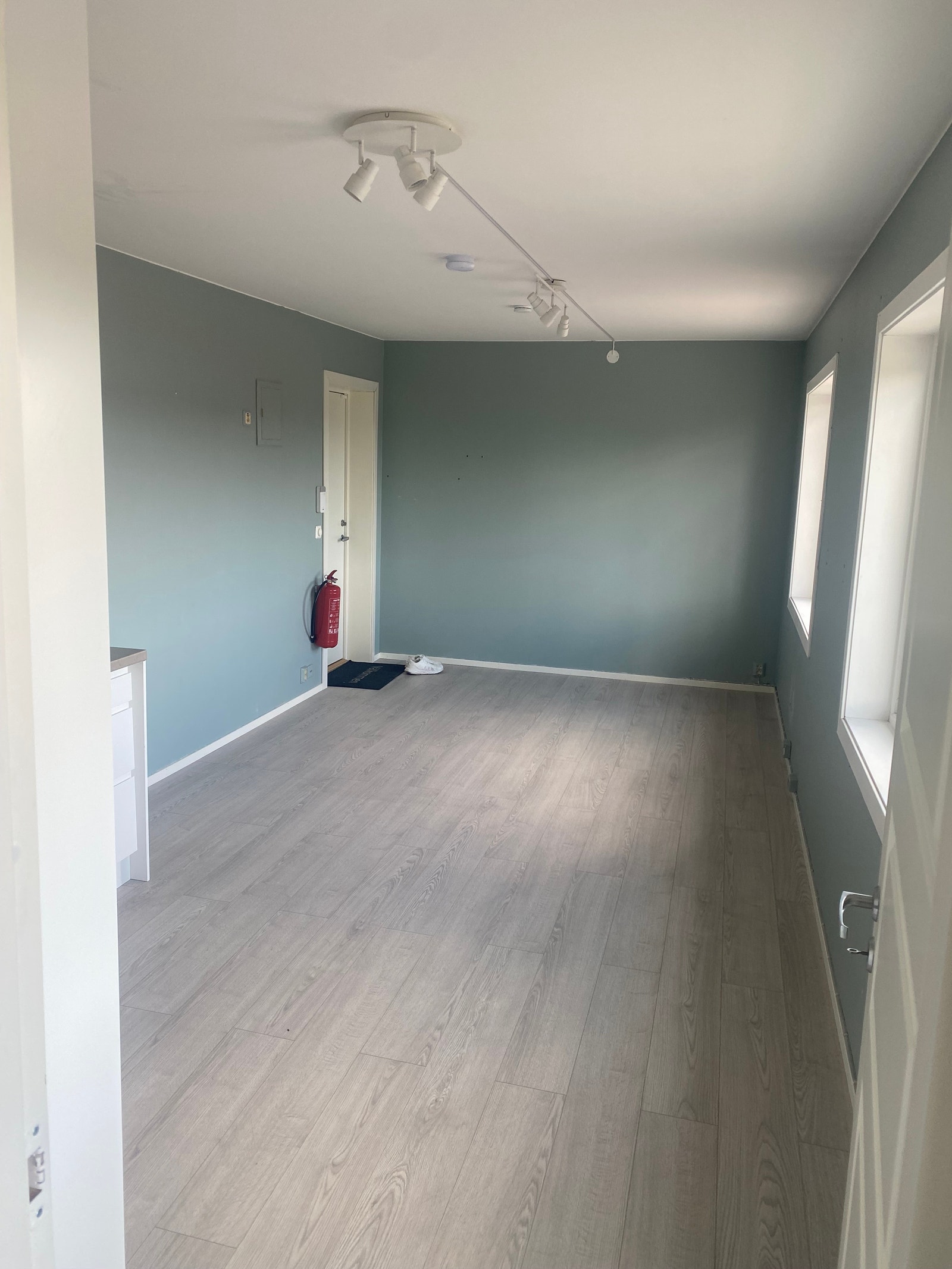 Fin stue med vinduer Galleribilde