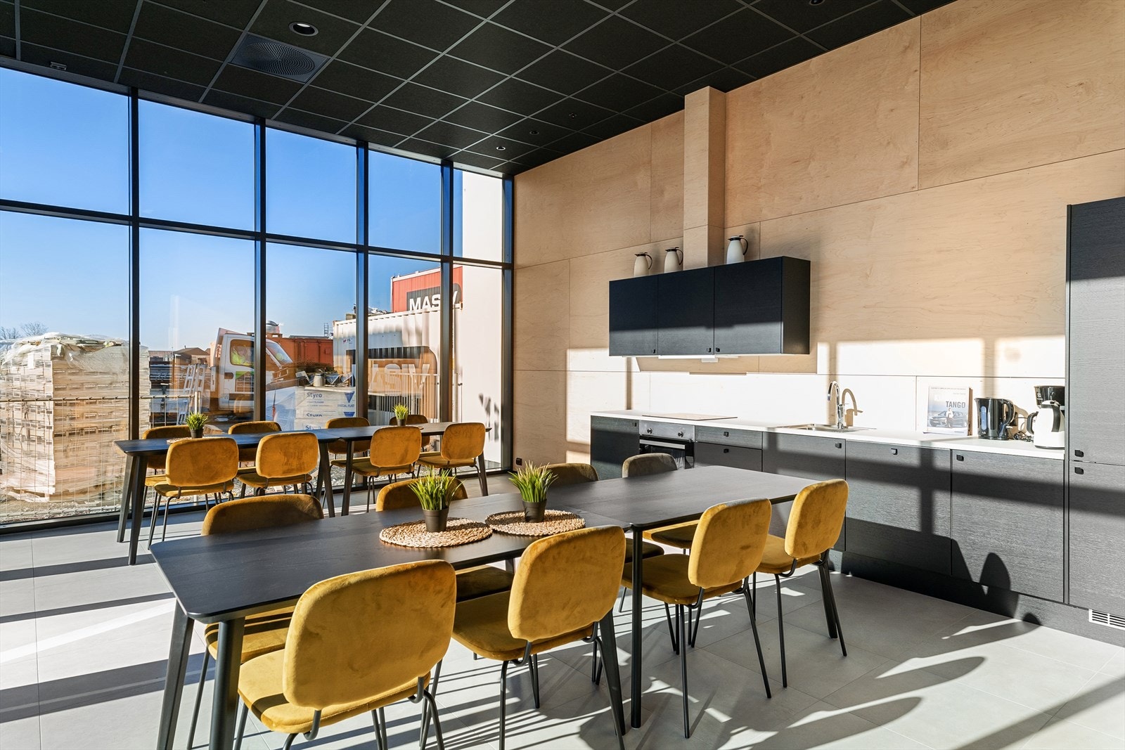 Her fra innsiden av orangeriet. Dette tilhører sameiet og legger til rette for å kunne ha sosiale arrangement med naboene. Galleribilde