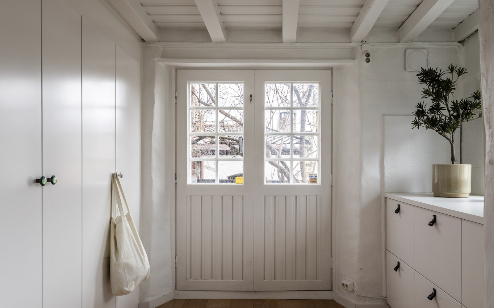Innbydende og romslig entre/hall med plassbygde garderobeløsninger som sikrer rikelig med oppbevaring Galleribilde
