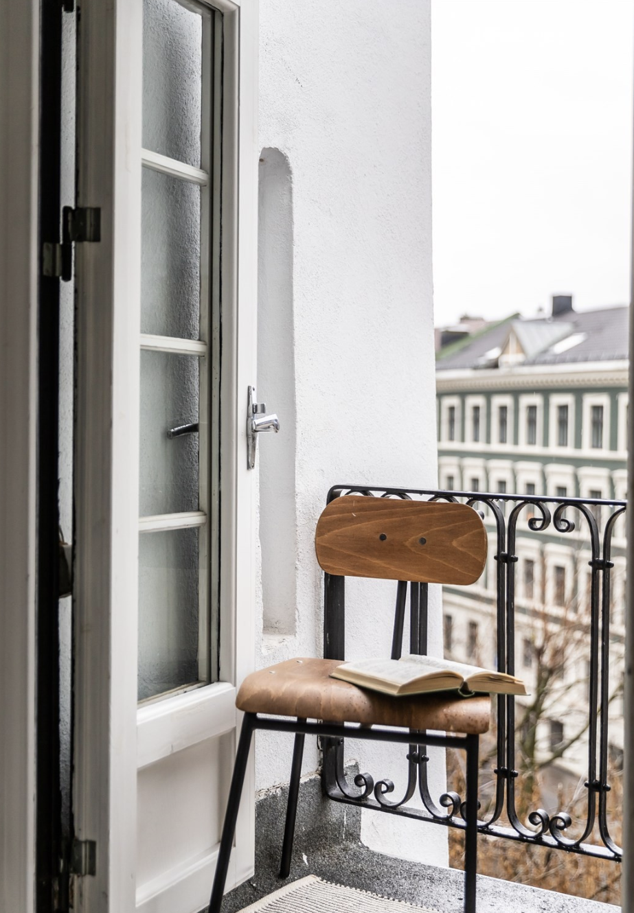 Hyggelig liten fransk balkong i mellomgang i loftsetasje Galleribilde