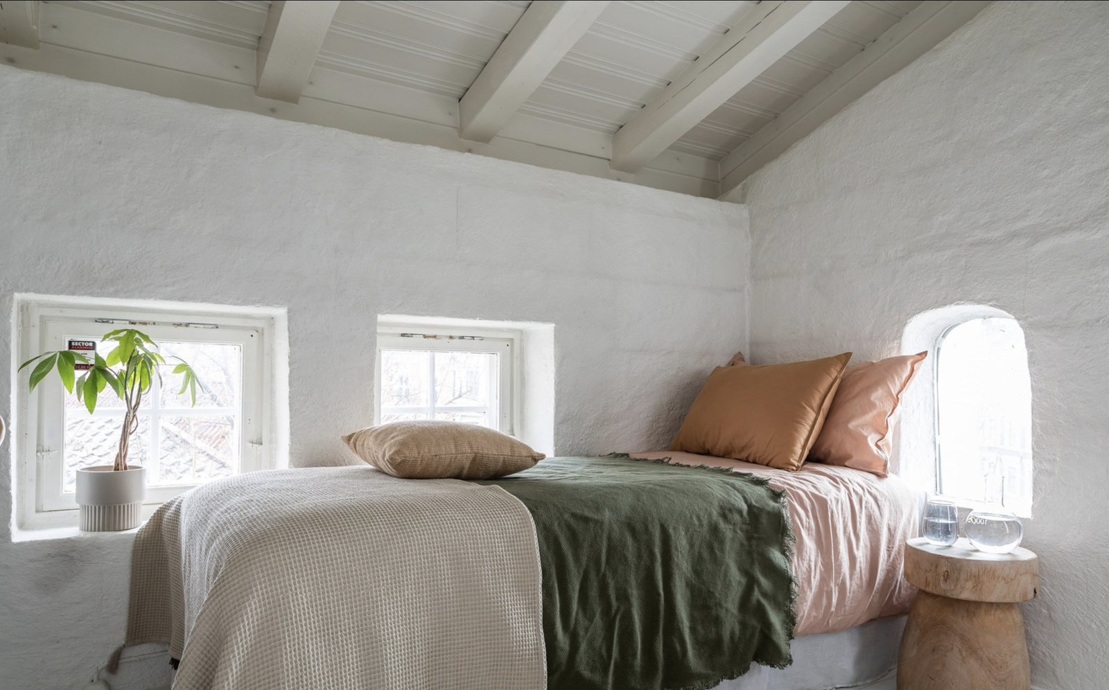 Sjarmerende soverom/kontorrom med gulv belagt med malt tregulv, takflate med malt panel og veggflater med pusset malt tegl. Galleribilde