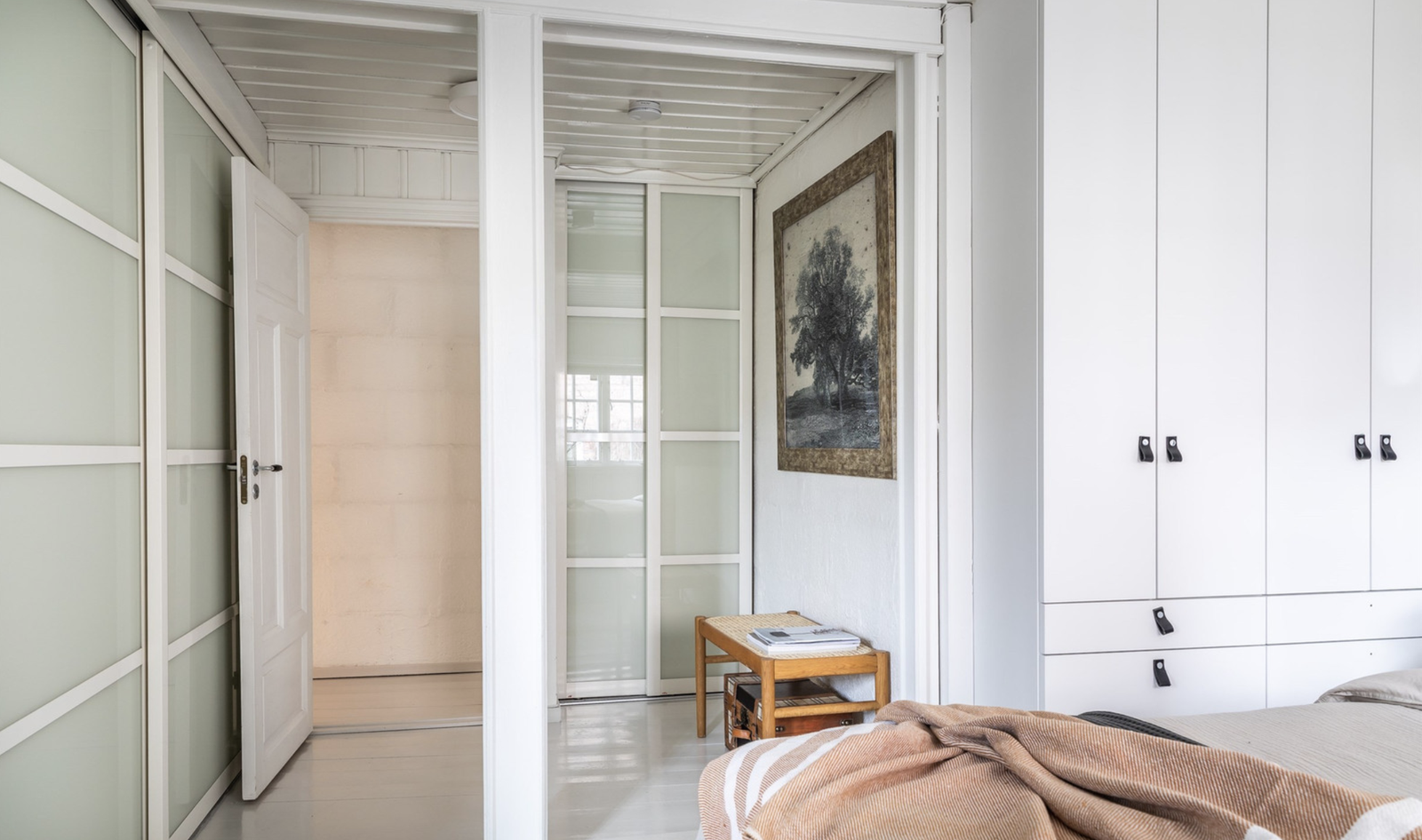 Det er god størrelse på hovedsoverommet og flere praktiske plassbygde garderobeløsninger. Galleribilde
