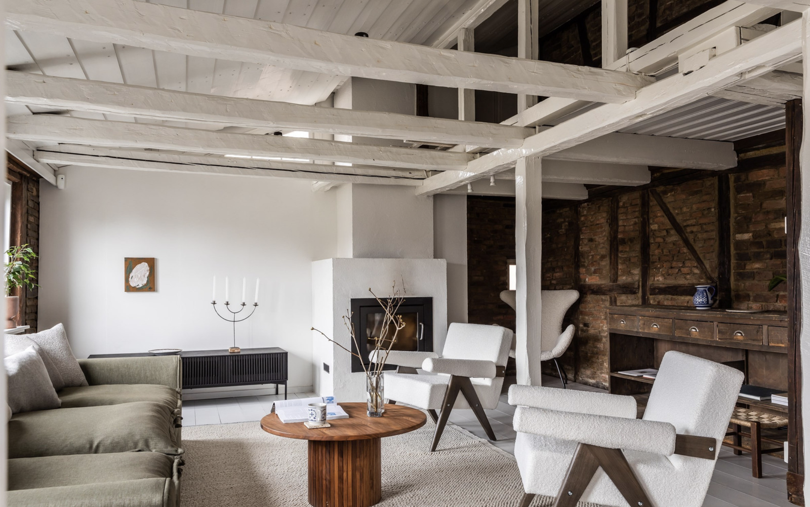 Loftstuen er i likhet med spisestuen utstyrt med ildsted og kommer vegger puster historie. Galleribilde
