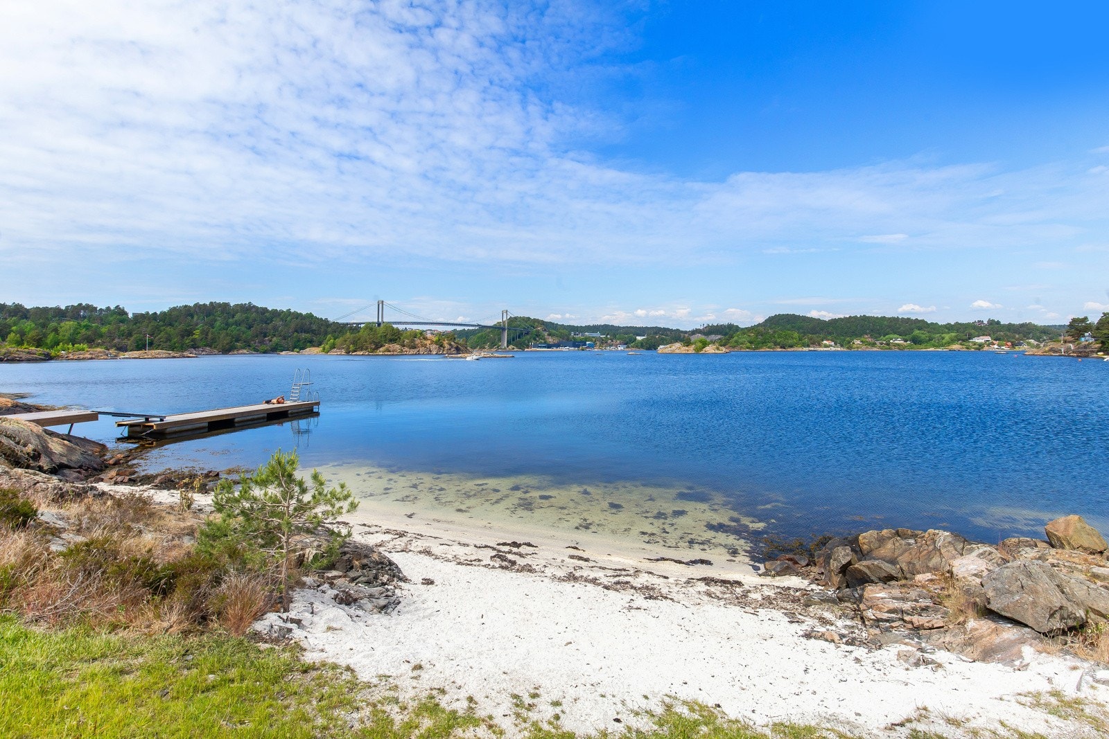 Her bor du i sjønære omgivelser med felles strandlinje, badeplass og sjøbod. Tenk å kunne tusle ned i slåbrokken for å ta et morgenbad?. Galleribilde