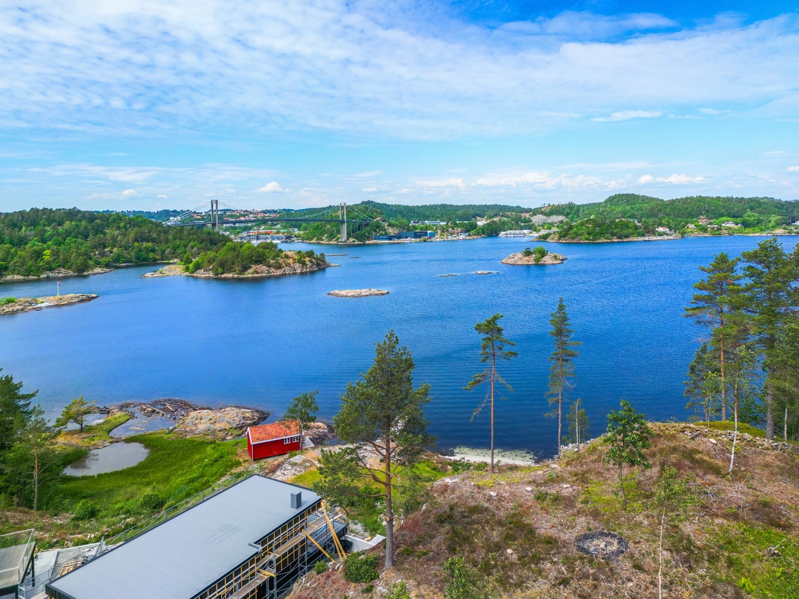 Fabelaktig beliggenhet med nydelige solforhold og herlig tilgang til strand og svaberg. Galleribilde