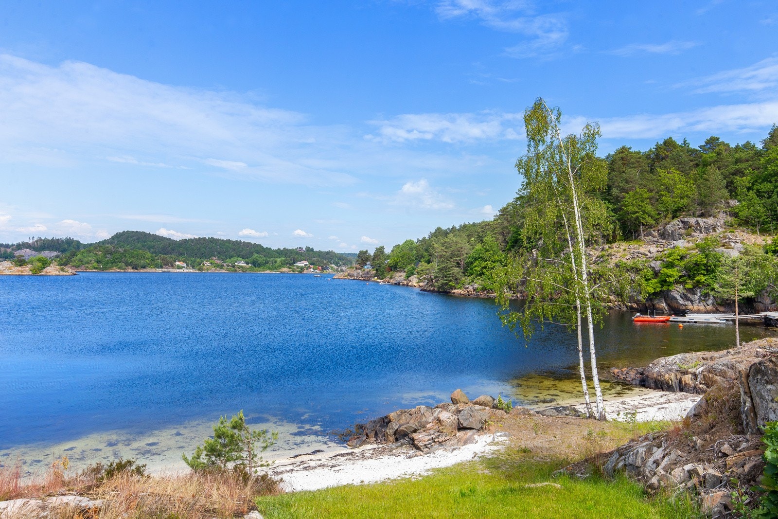 Området ligger langs Tromøysund svært sentralt mellom Tybakken og Vågsnes. Galleribilde