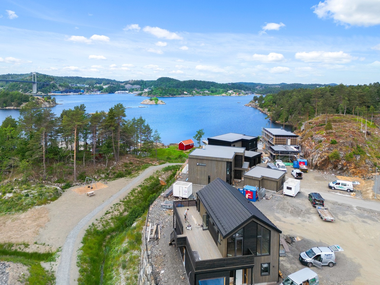 Fabelaktig beliggenhet ved Tromøysund med meget gode solforhold. Galleribilde
