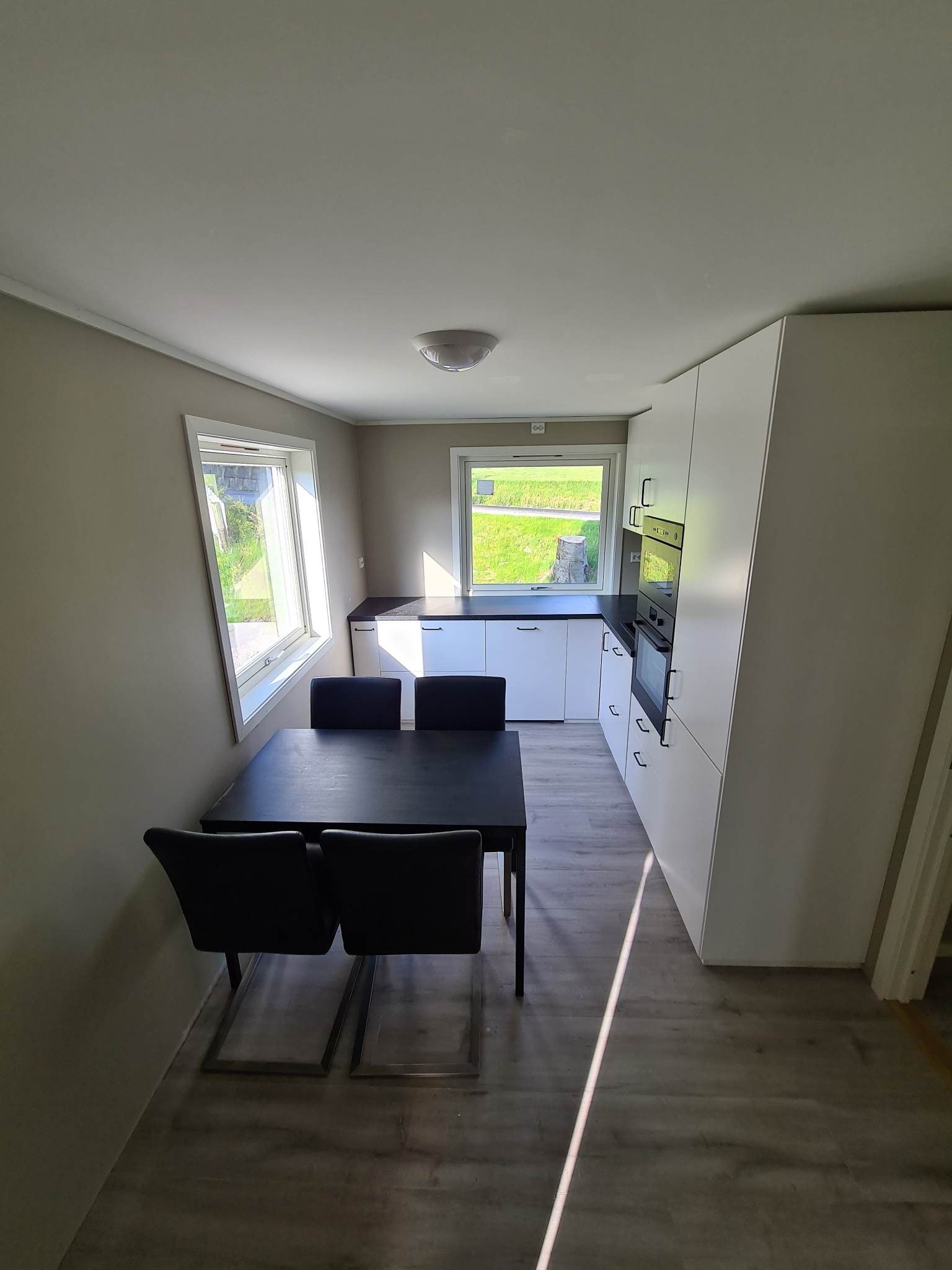 Nytt kjøkken, mye skapplass Galleribilde