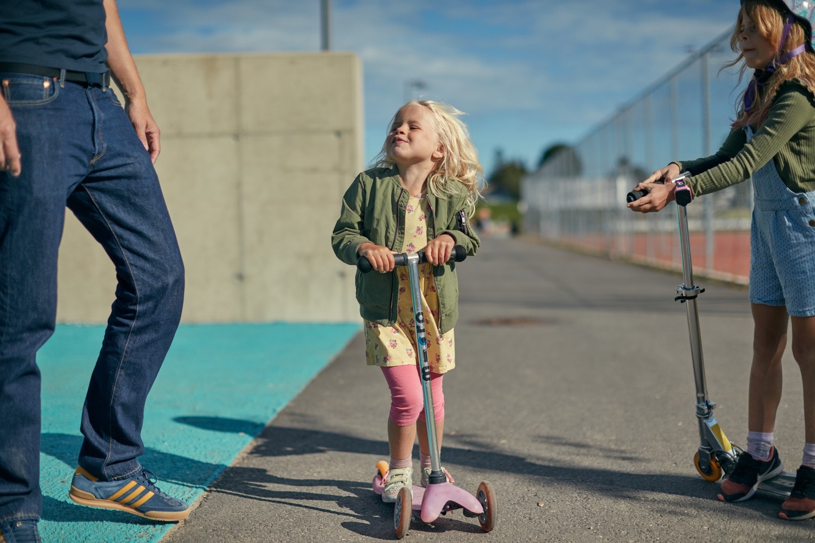 Bakkedalen med idrettsbaner og lekeplass like ved Galleribilde