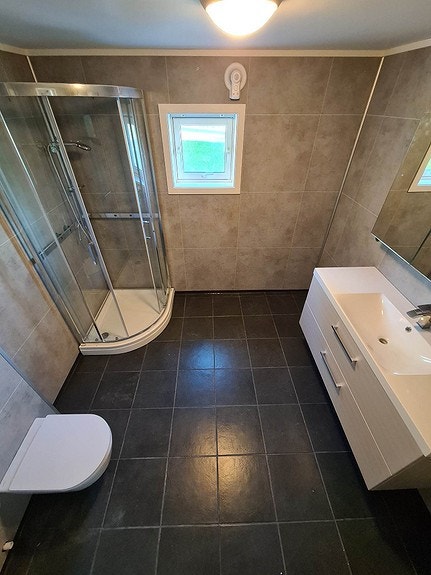 Nytt bad med oppvaskmaskin inkludert Galleribilde