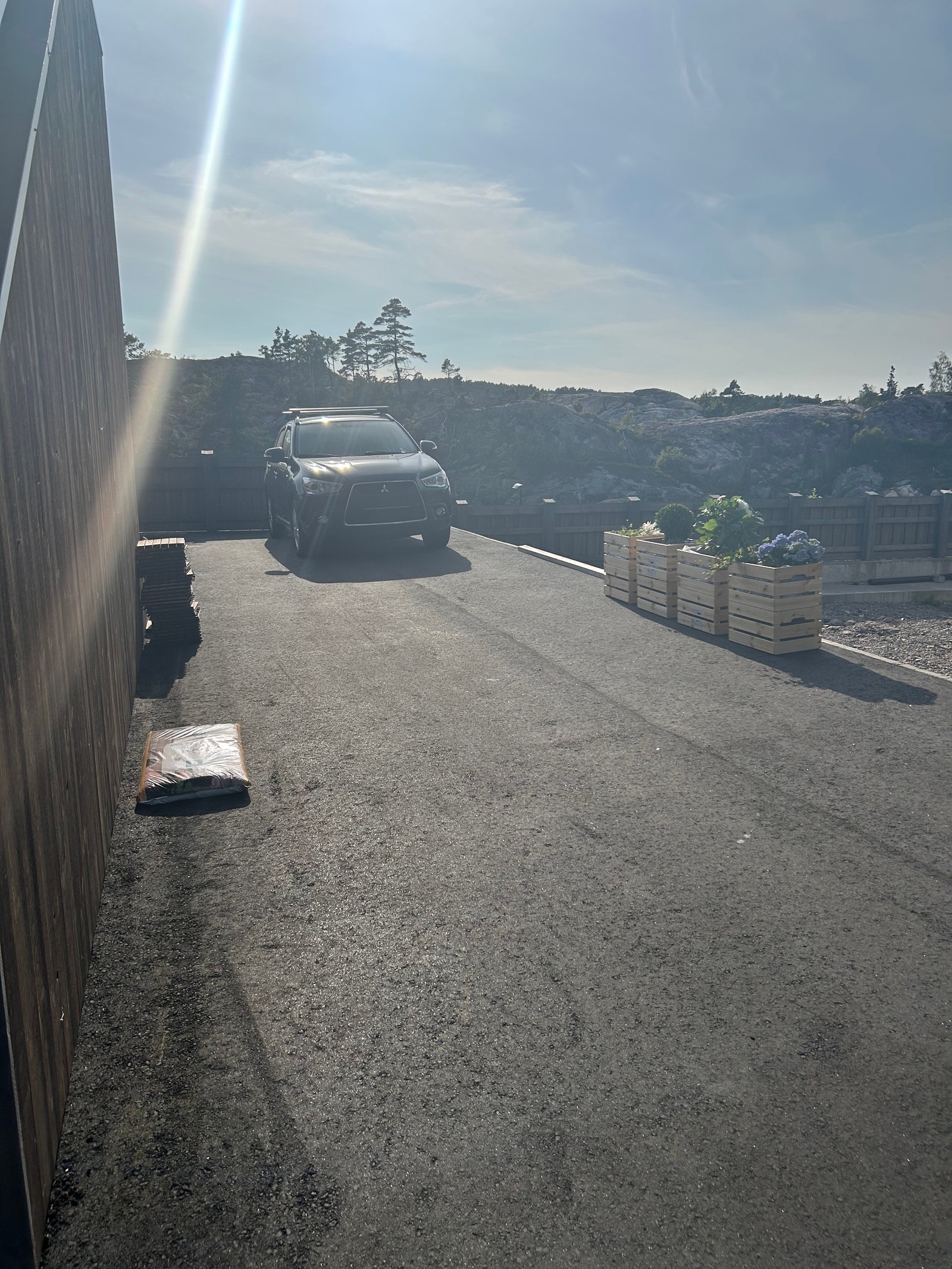 Uteplass som tilhører leiligheten. Har satt opp gjerde etter bilde ble tatt Galleribilde