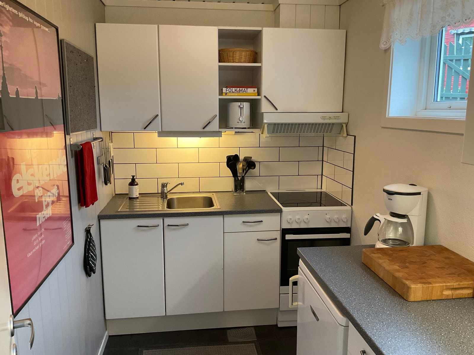 Kjøkken med alle hvitevarer. Galleribilde